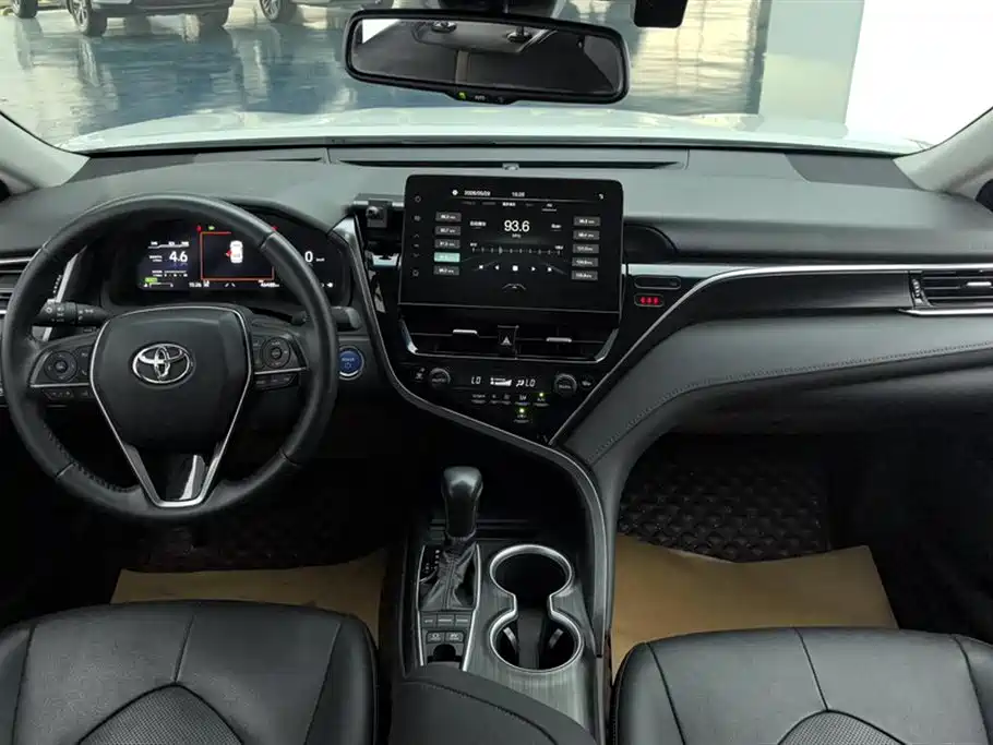 Toyota Camry 2023 — фото 12