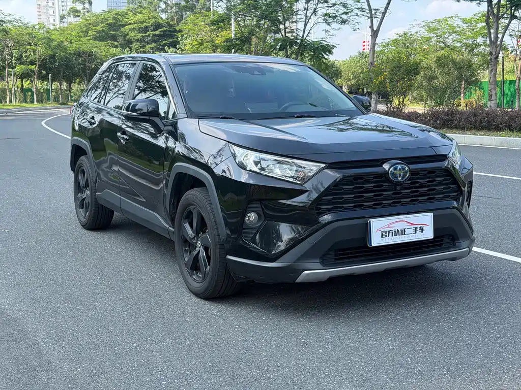 Toyota RAV4 2021 — фото 3