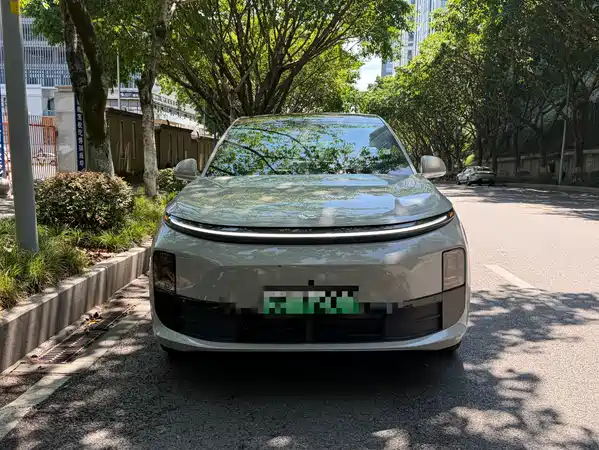 Li Auto L6 2025