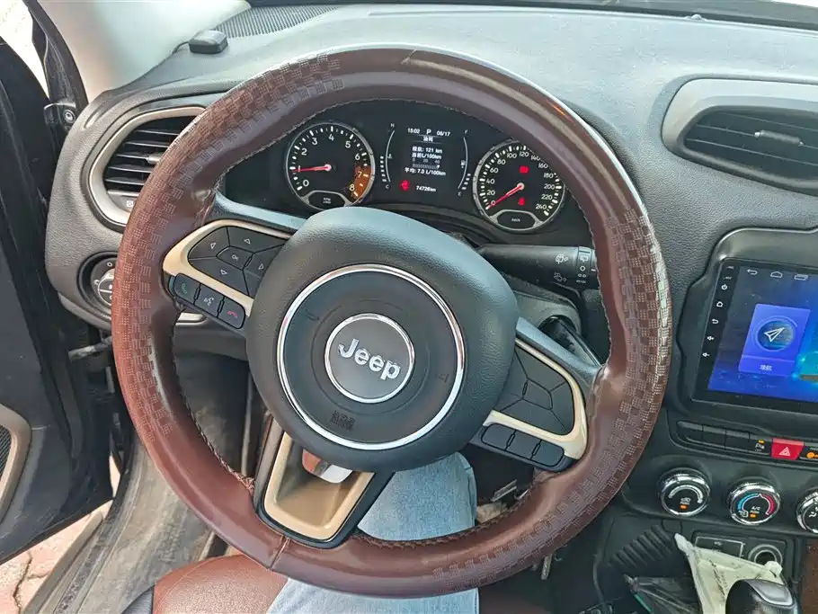 Jeep Renegade 2017 — фото 15
