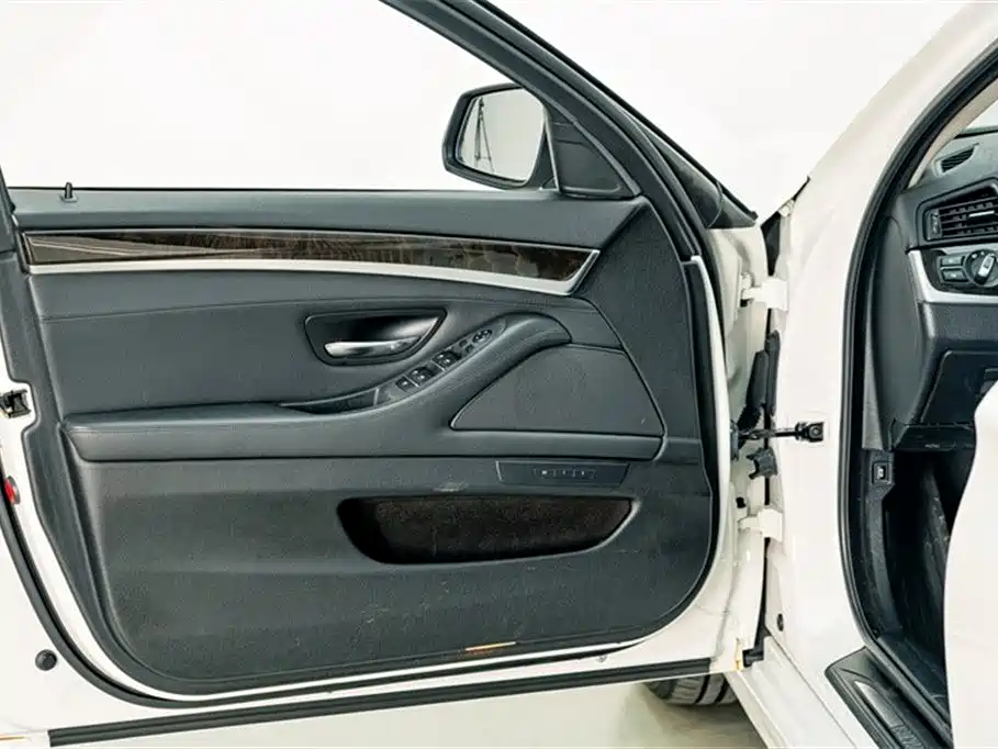 BMW 5 Series 2016 — фото 18