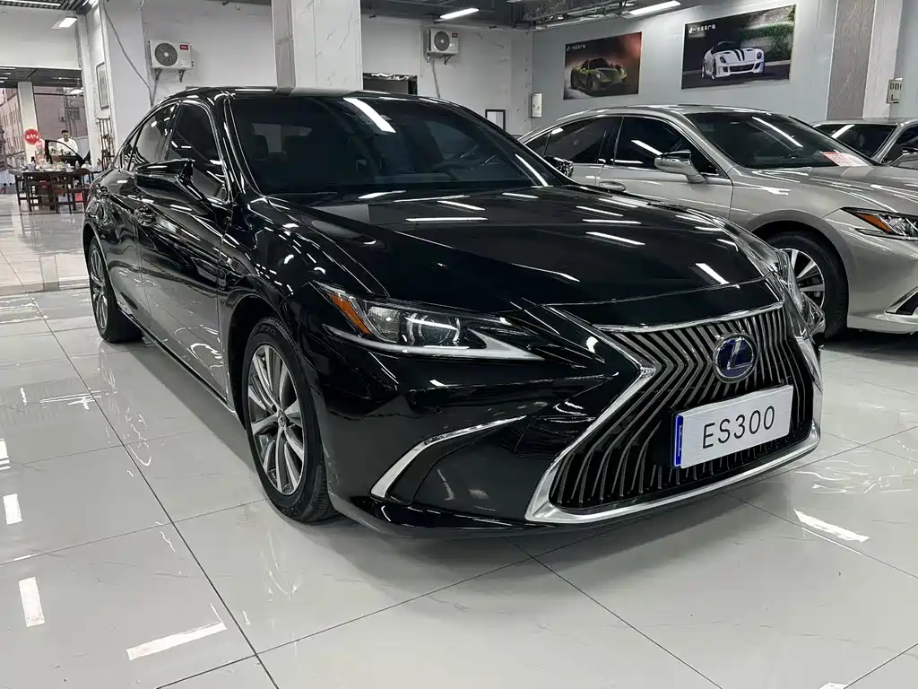 Lexus ES 2020 — фото 1