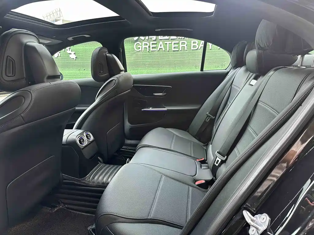 Mercedes-Benz C-Class 2023 — фото 12