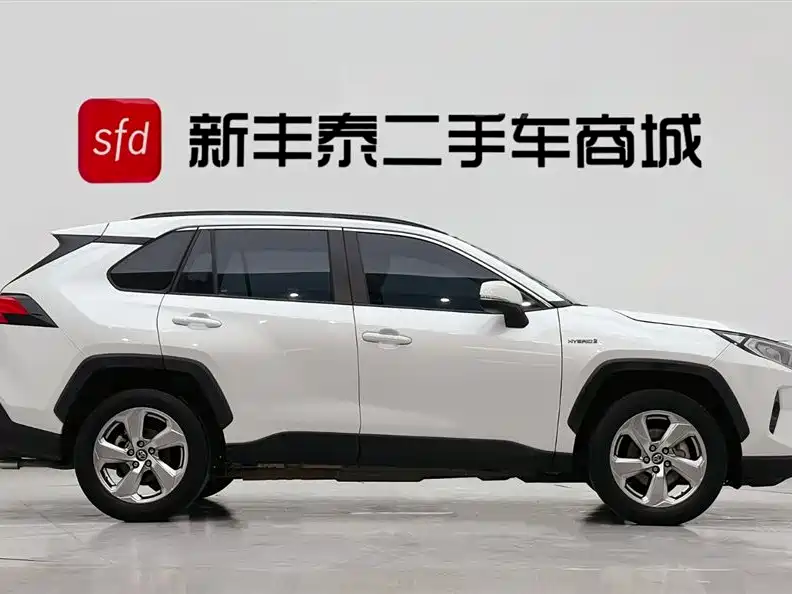 Toyota RAV4 2023 — фото 3
