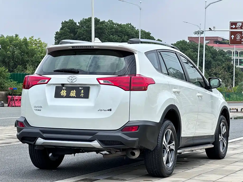 Toyota RAV4 2015 — фото 4