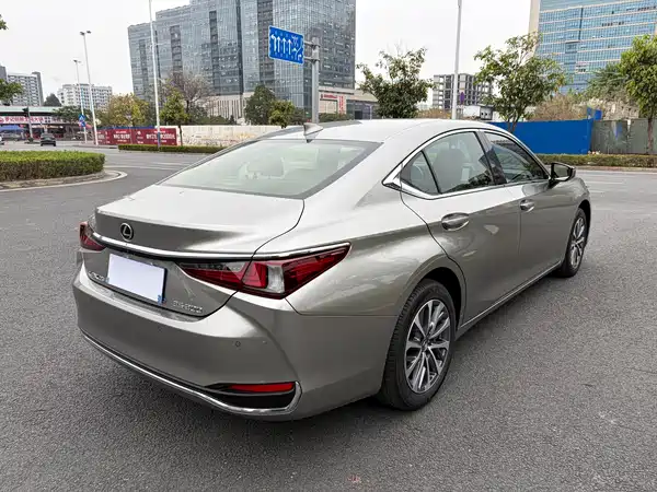 Lexus ES 2023