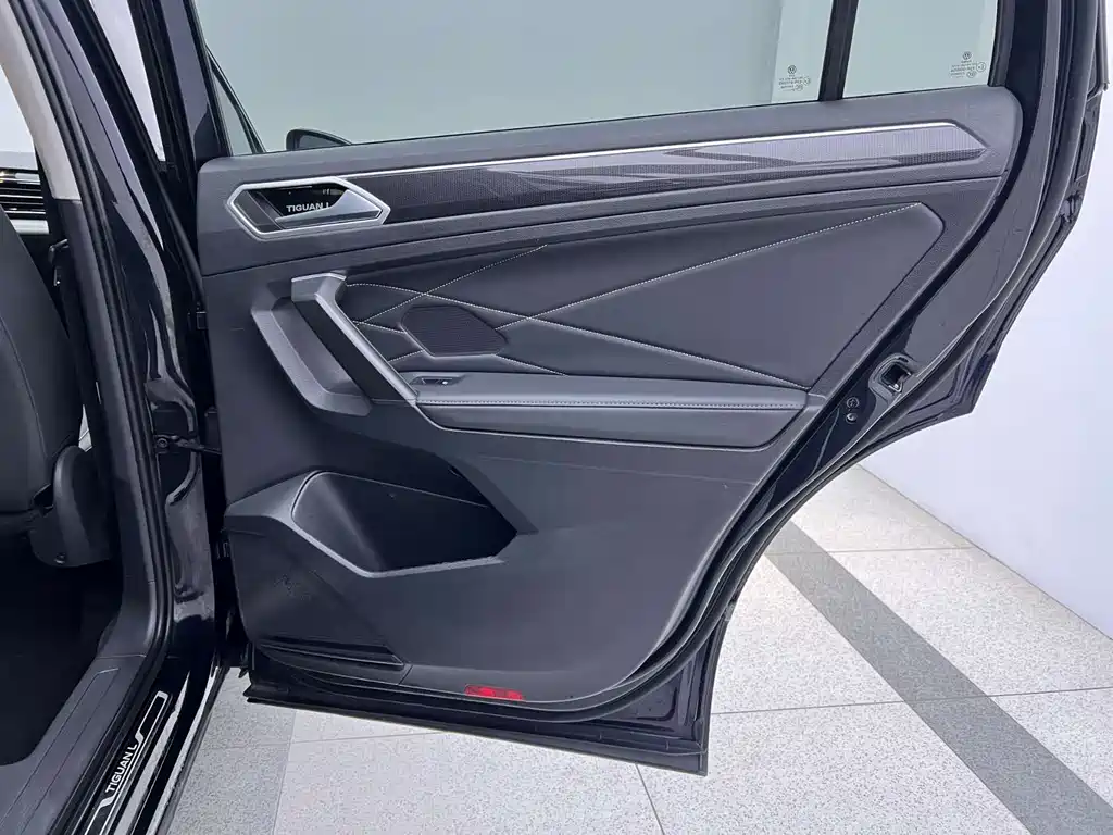 Volkswagen Tiguan L 2023 — фото 8