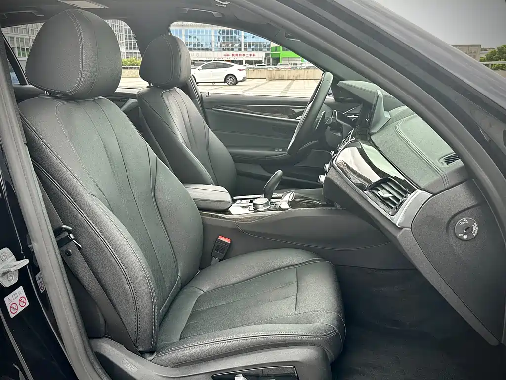 BMW 5 Series 2019 — фото 16