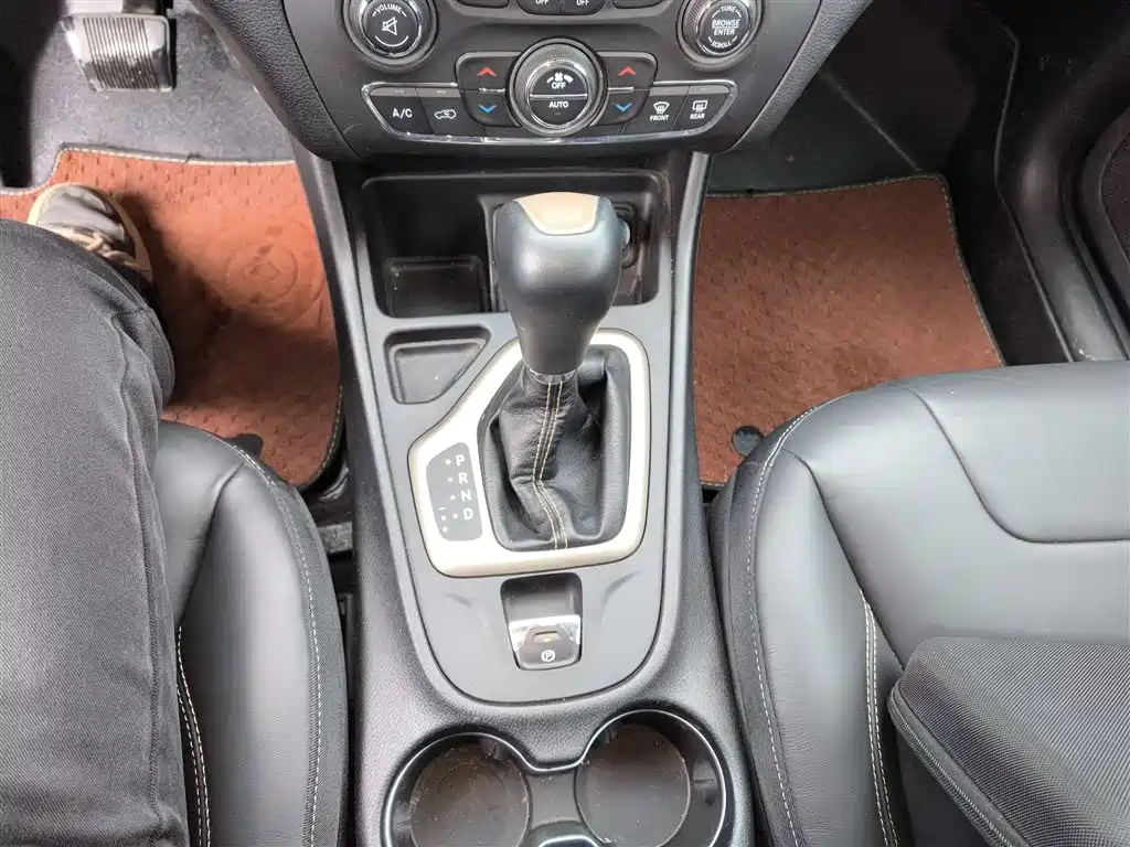 Jeep Cherokee 2017 — фото 14