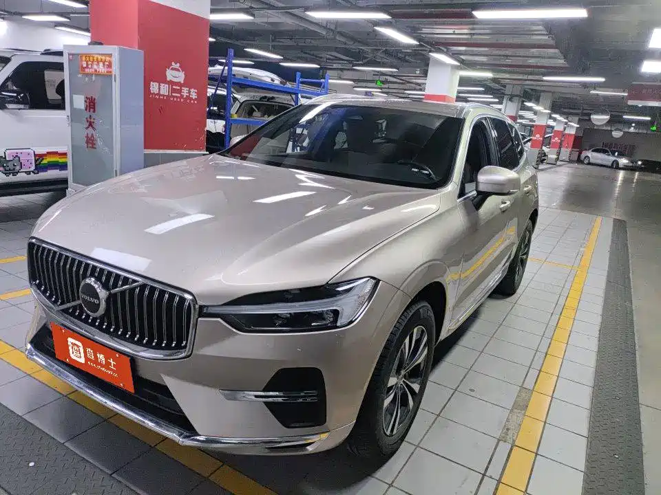 Volvo XC60 2023 — фото 1