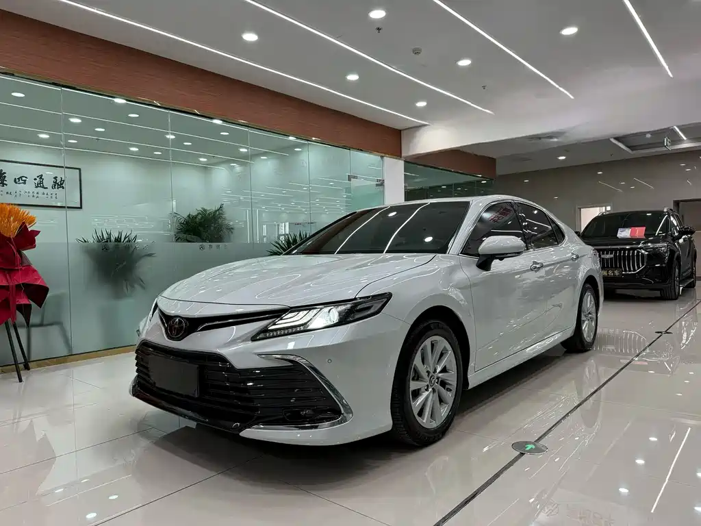 Toyota Camry 2022 — фото 1