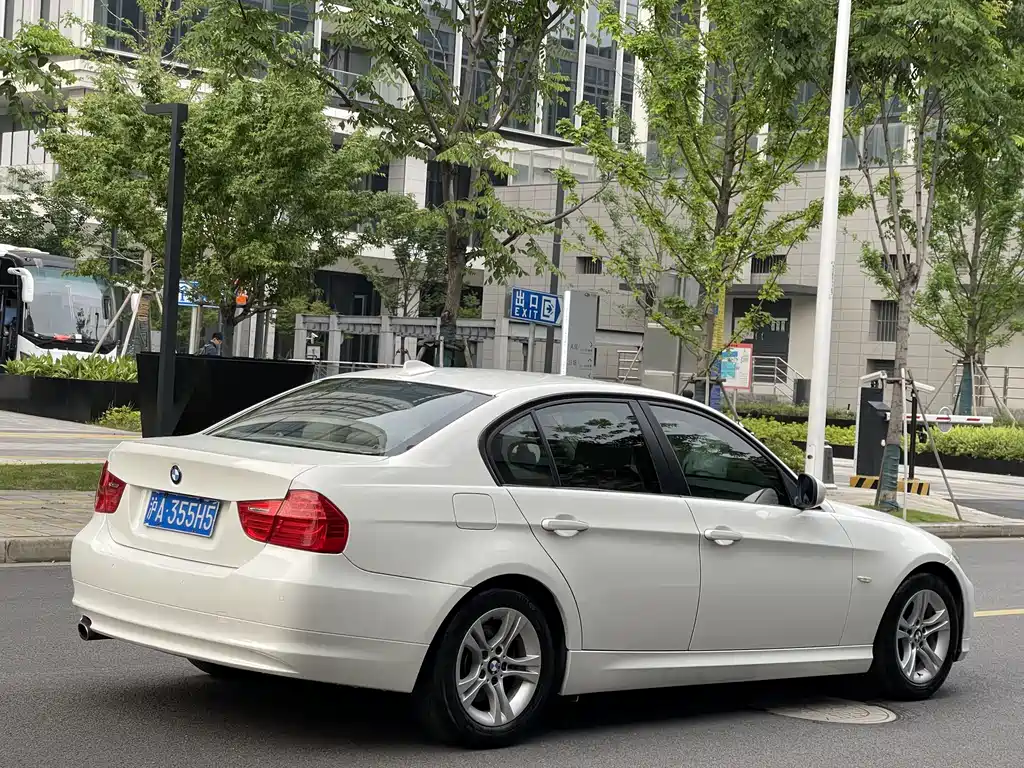 BMW 3 Series 2010 — фото 4