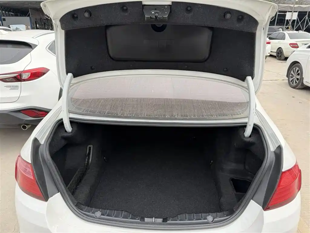 BMW 5 Series 2015 — фото 10