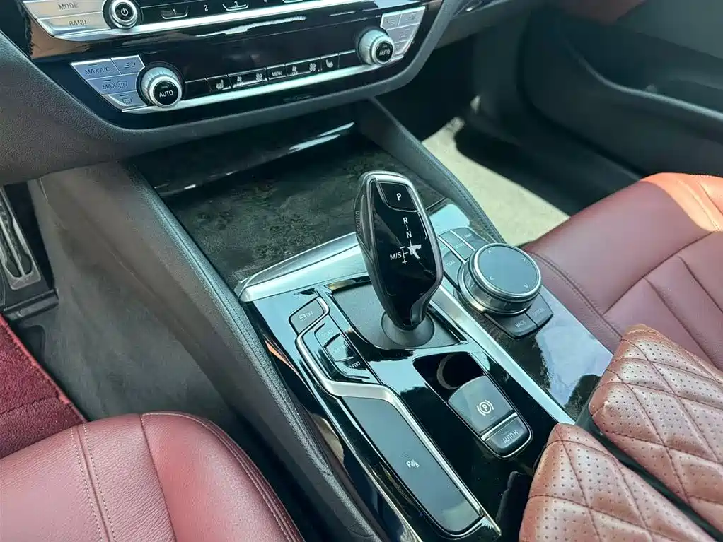 BMW 5 Series 2018 — фото 11