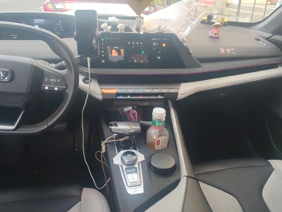 Changan UNI-V Smart Electric Idd 2024 — фото 13