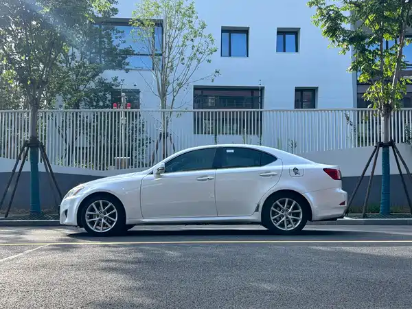 Lexus IS 2012