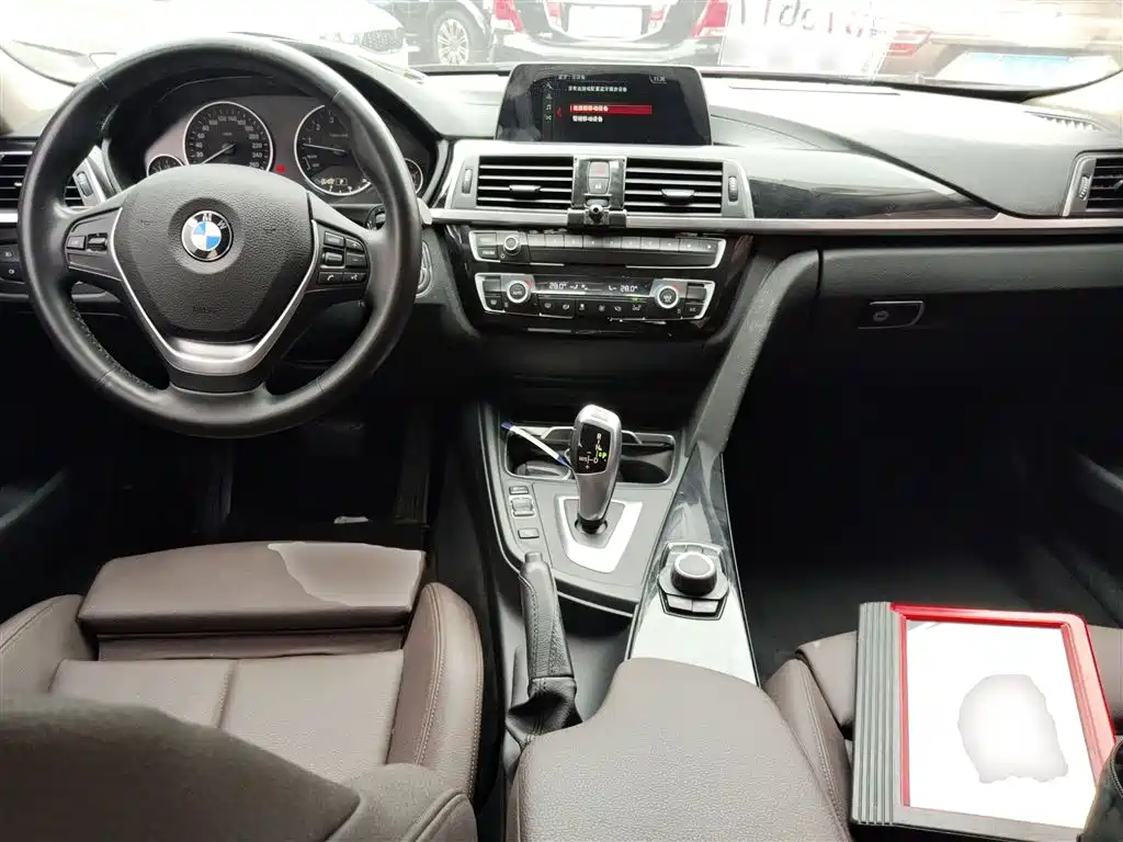 BMW 3 Series 2018 — фото 23