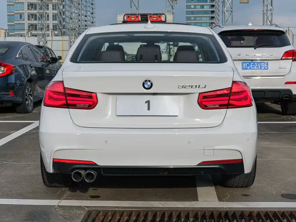 BMW 3 Series 2018 — фото 14