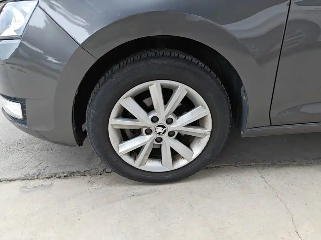 Skoda Rapid 2015 — фото 23