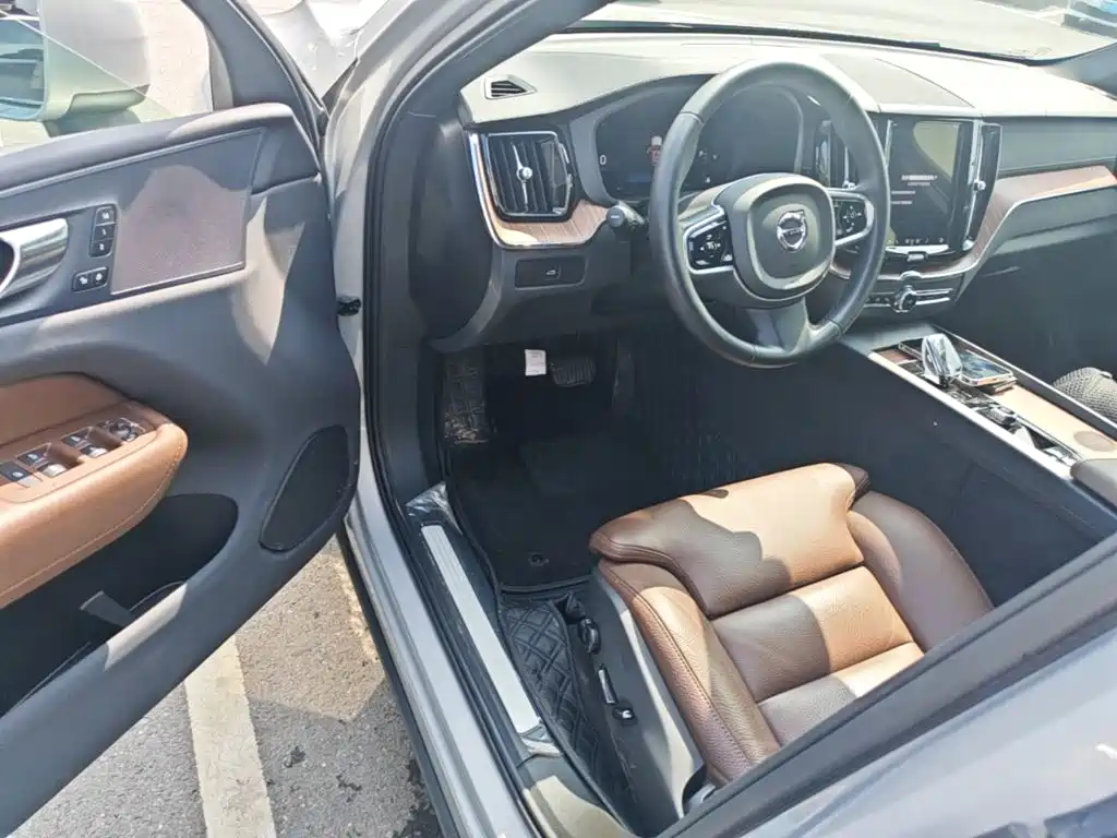 Volvo XC60 2025 — фото 23