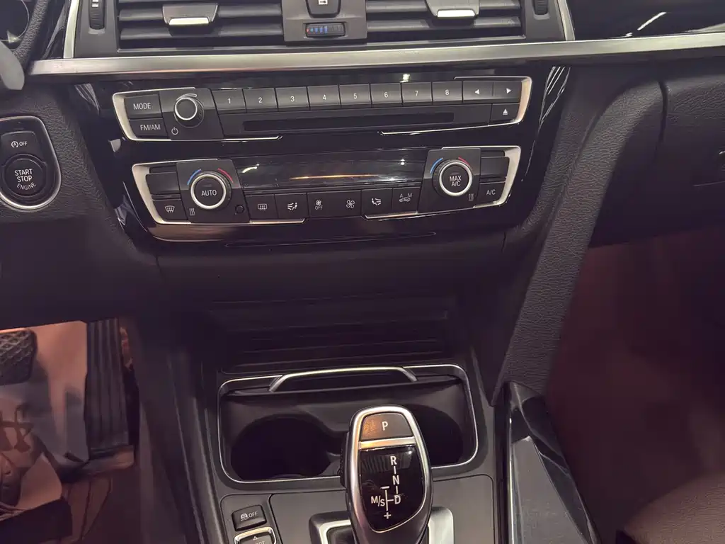 BMW 3 Series 2018 — фото 9
