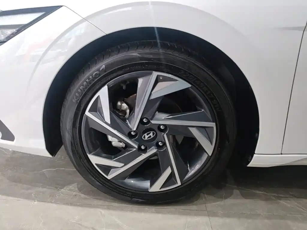 Hyundai Elantra 2025 — фото 23