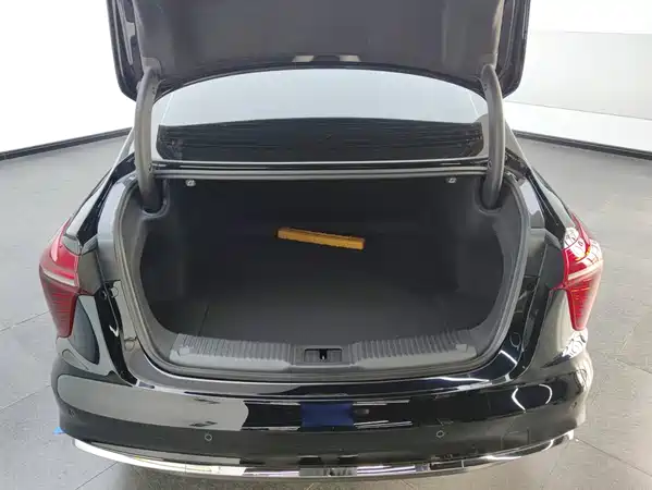 Hongqi H5 2025