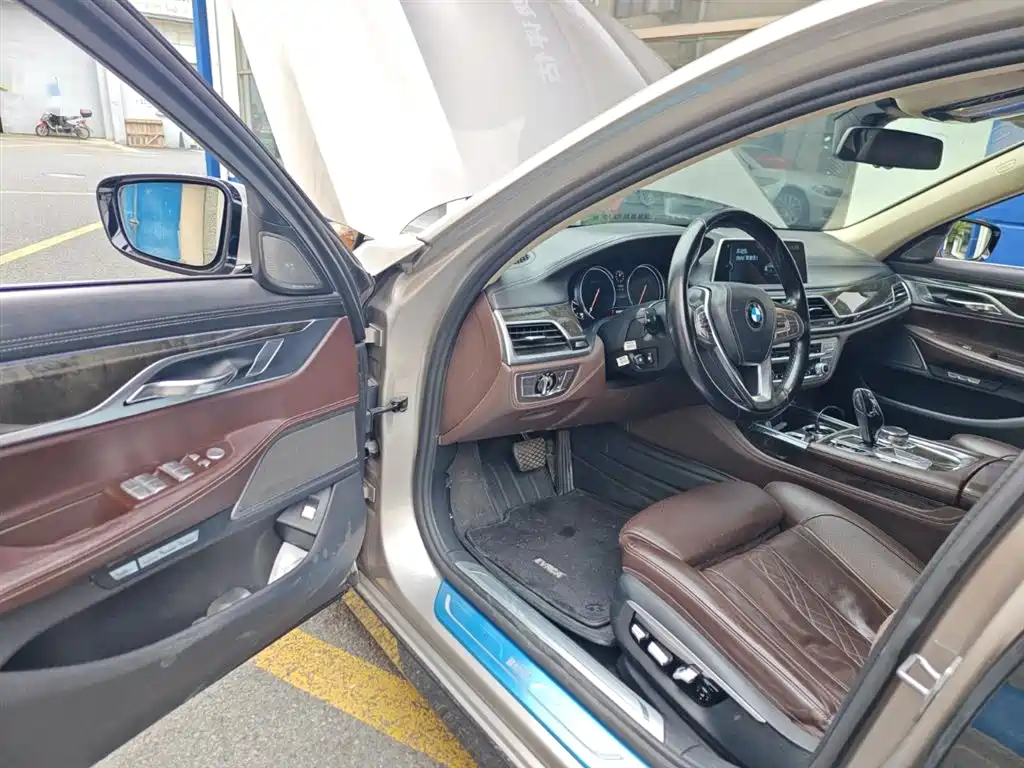 BMW 7 Series 2017 — фото 23