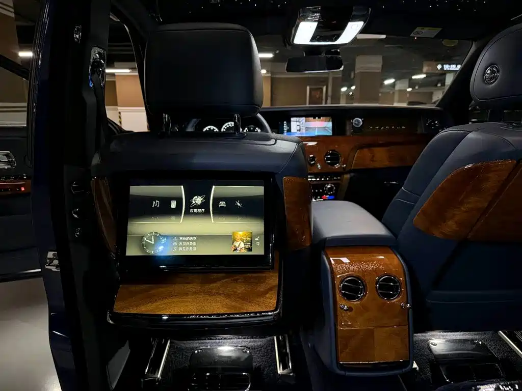 Rolls-Royce Phantom 2020 — фото 12