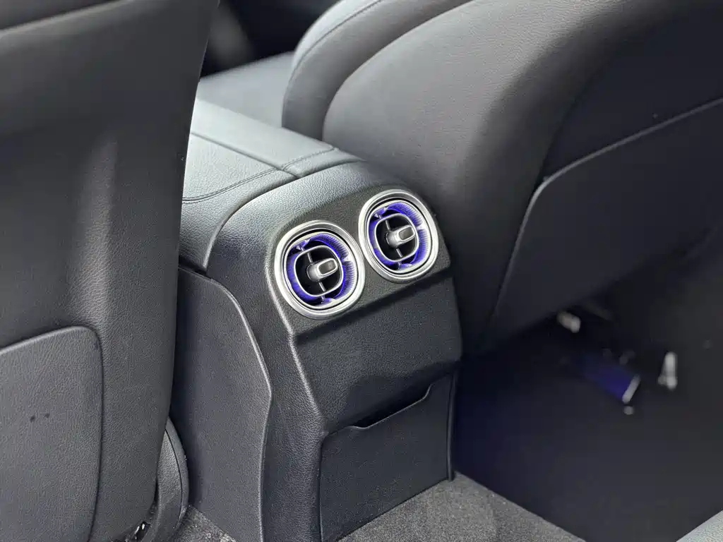Mercedes-Benz C-Class 2023 — фото 17