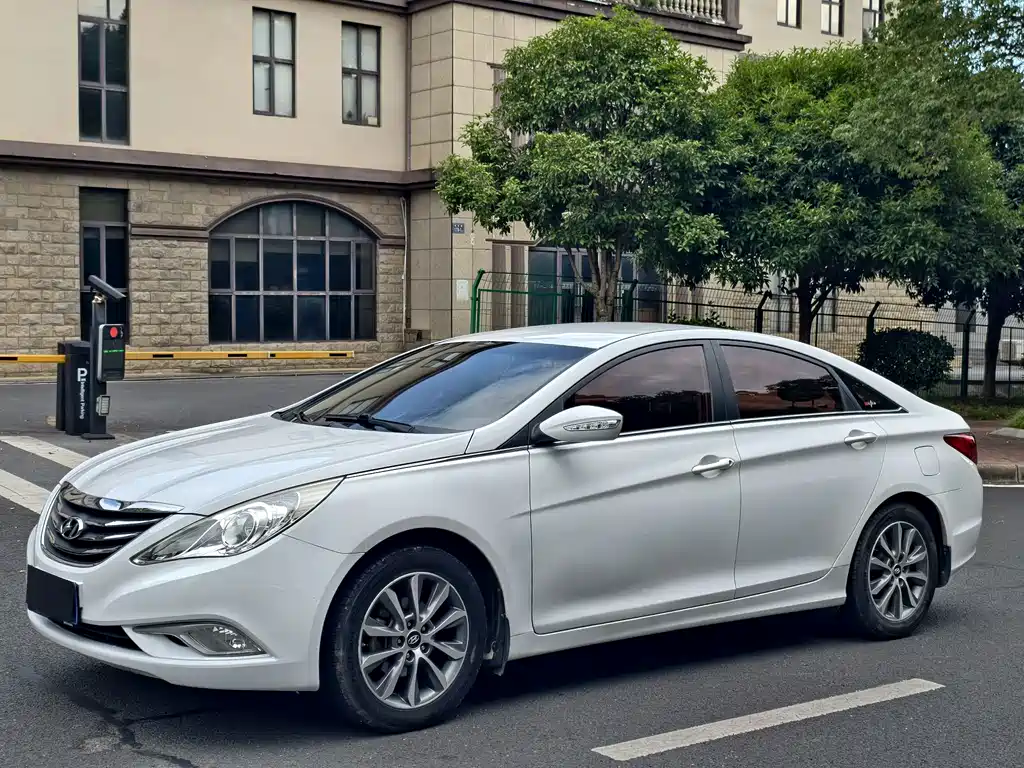 Hyundai Sonata 2013 — фото 1