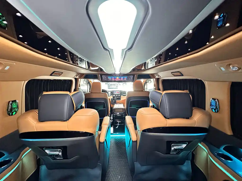 Toyota Hiace 2023 — фото 20