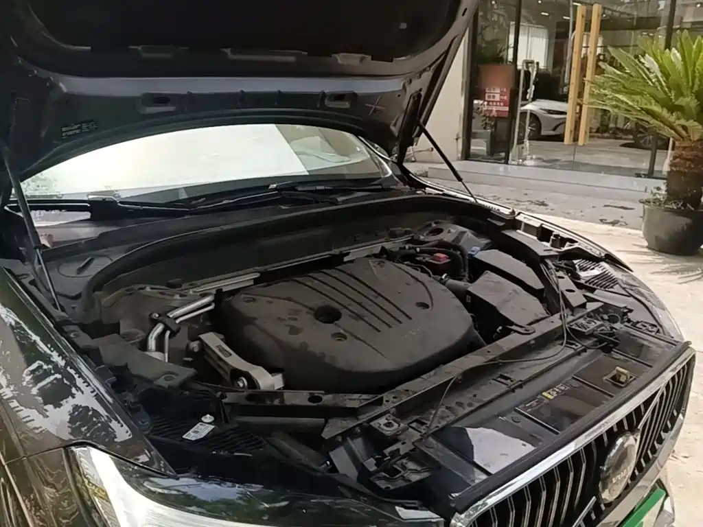 Volvo XC60 2022 — фото 20