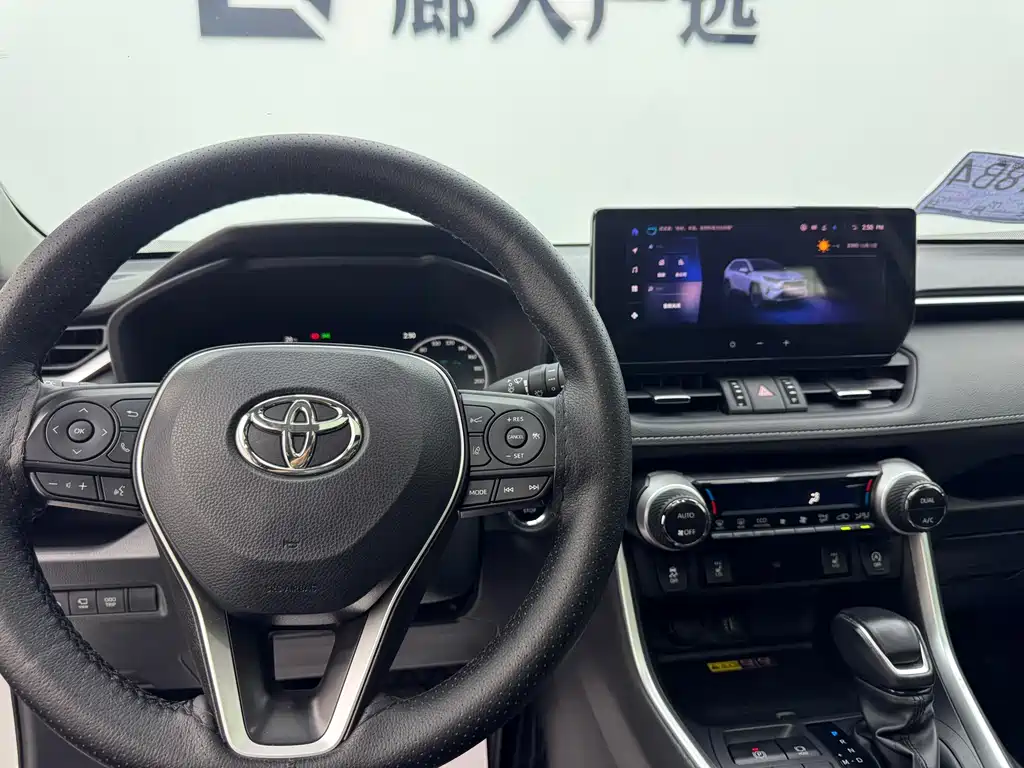 Toyota RAV4 2024 — фото 11