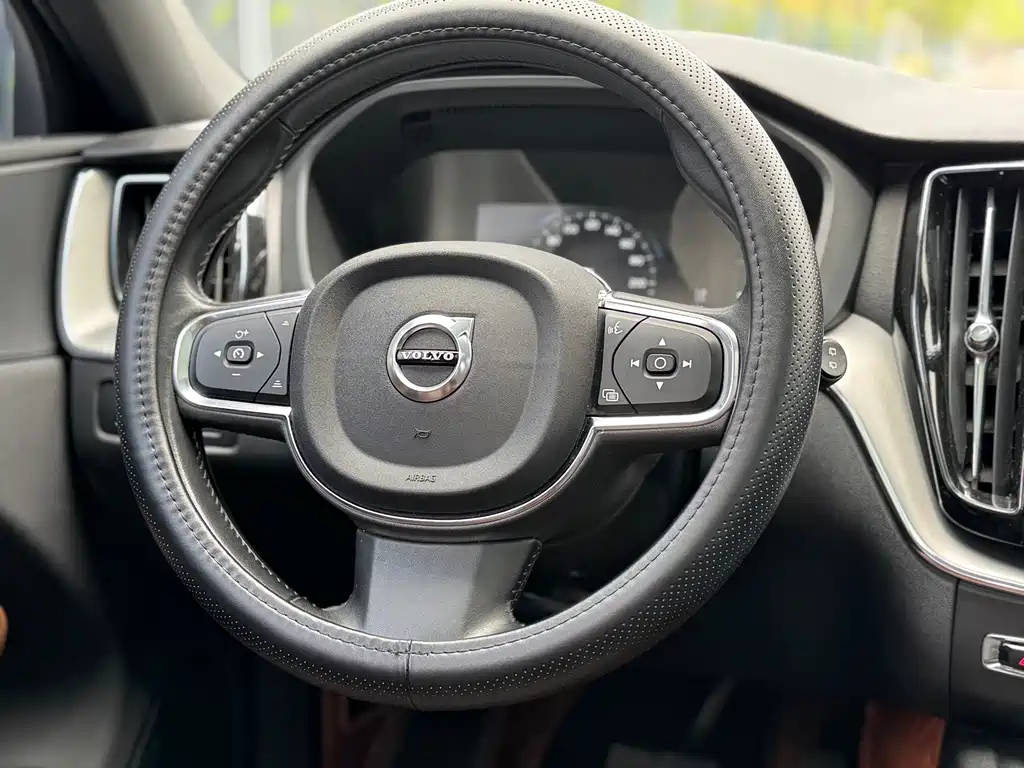 Volvo XC60 2021 — фото 10