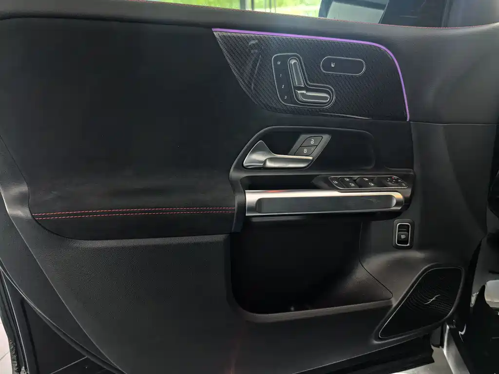Mercedes-Benz GLB AMG 2025 — фото 10