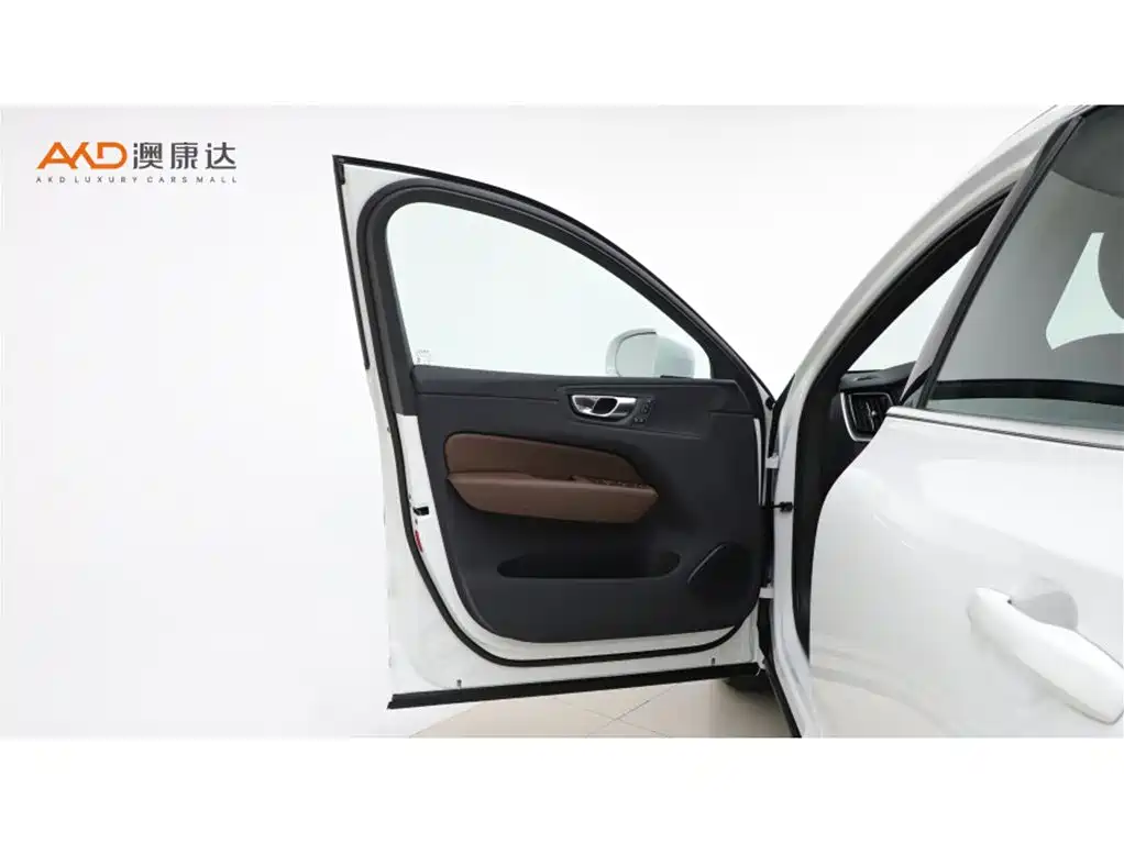 Volvo XC60 2024 — фото 10