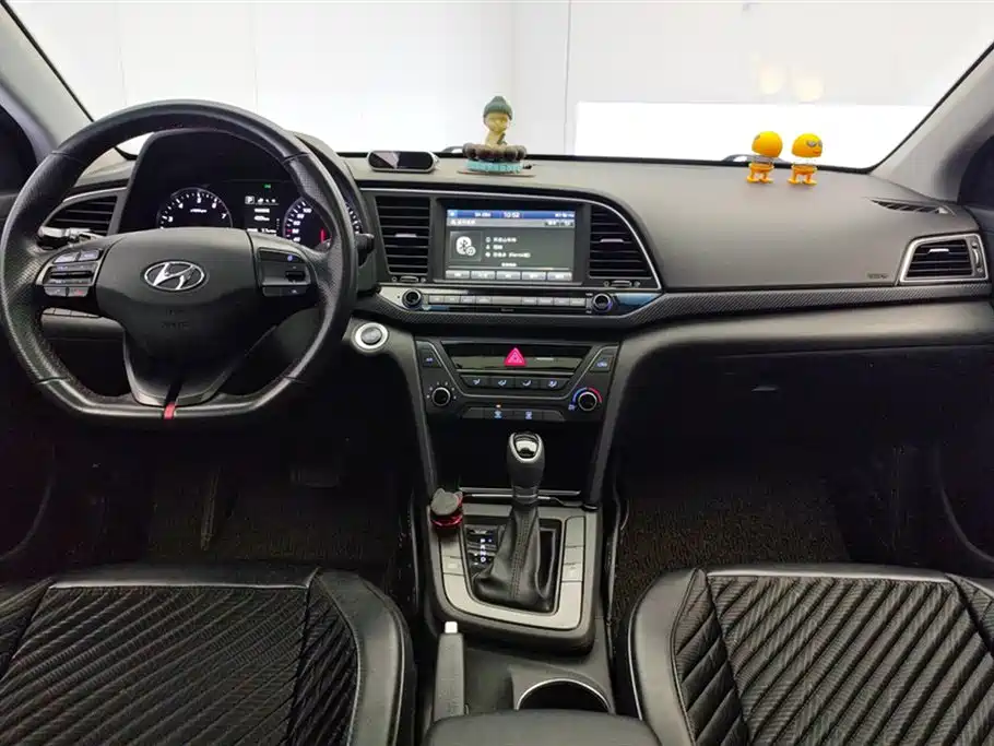 Hyundai Elantra 2018 — фото 12
