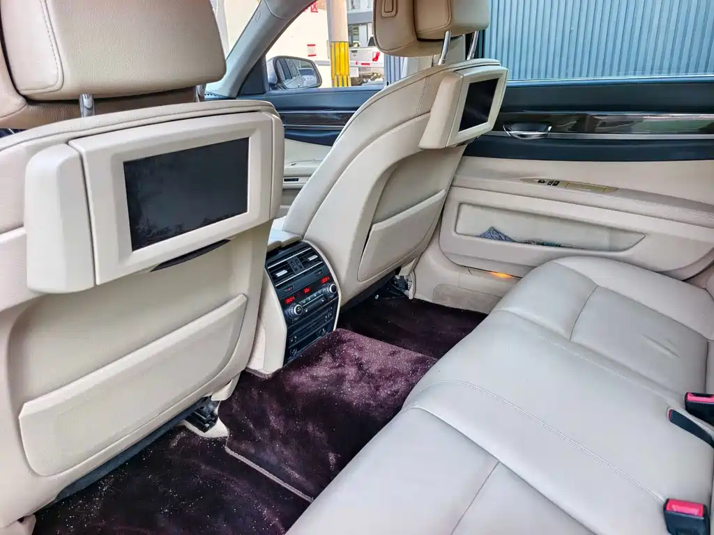 BMW 7 Series 2010 — фото 16
