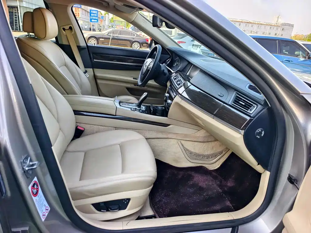 BMW 7 Series 2010 — фото 18