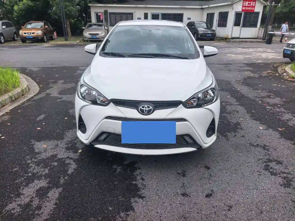 Toyota Yaris L 2021 — фото 1