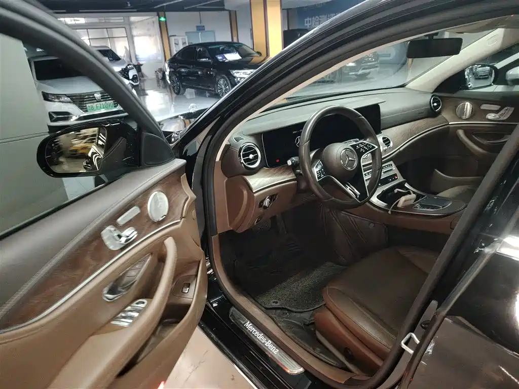 Mercedes-Benz E-Class 2023 — фото 13