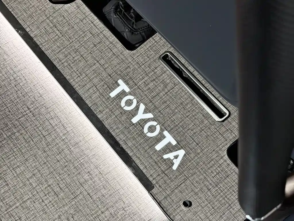 Toyota Granvia — фото 19