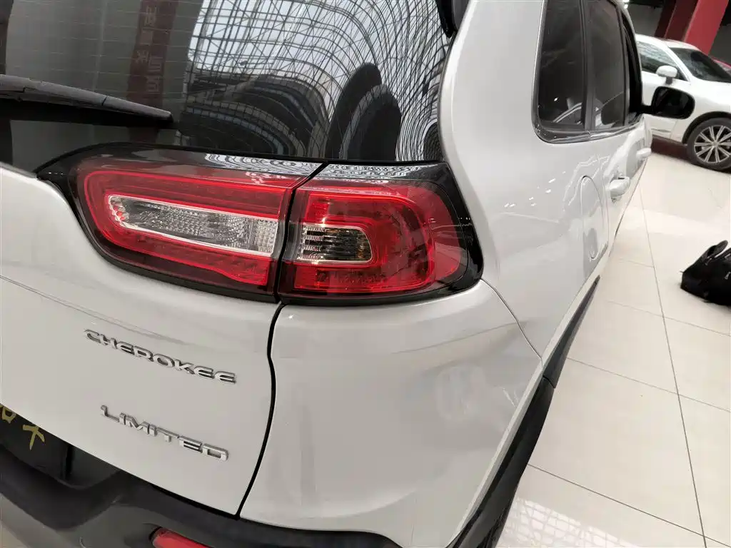 Jeep Cherokee 2019 — фото 24