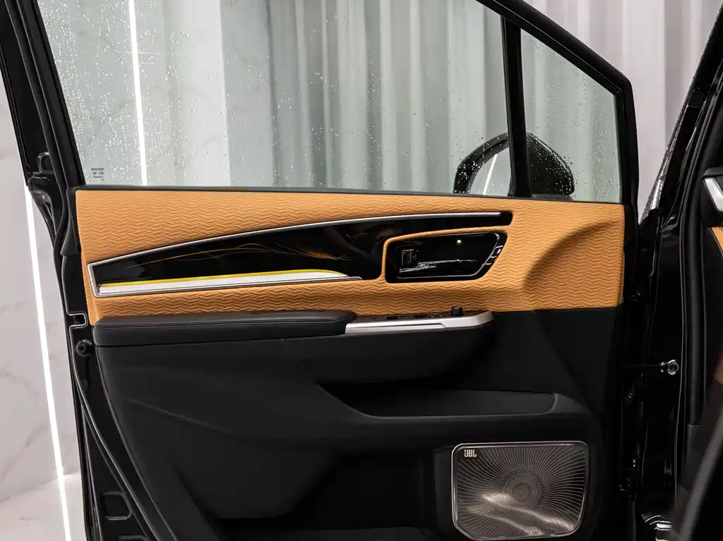 Toyota Granvia — фото 12