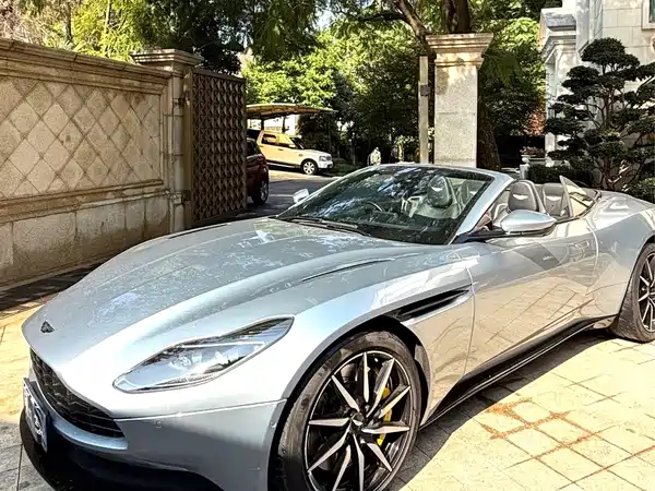 Aston Martin V8 Vantage 2021