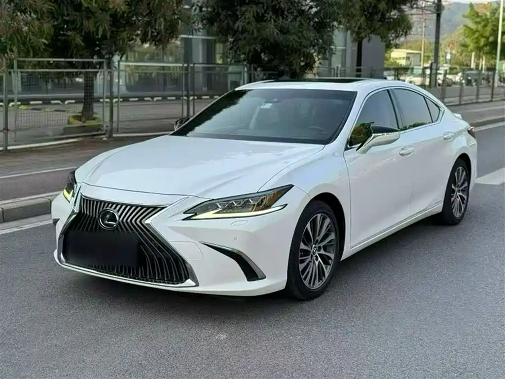 Lexus ES 2018 — фото 1