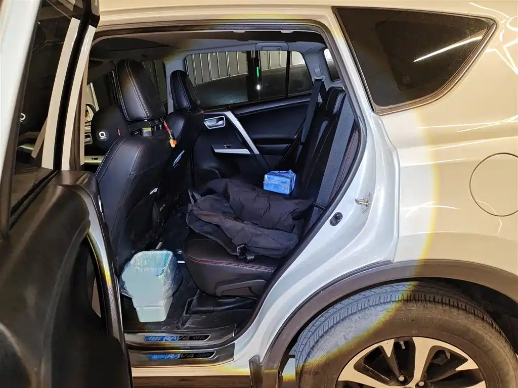 Toyota RAV4 2018 — фото 15