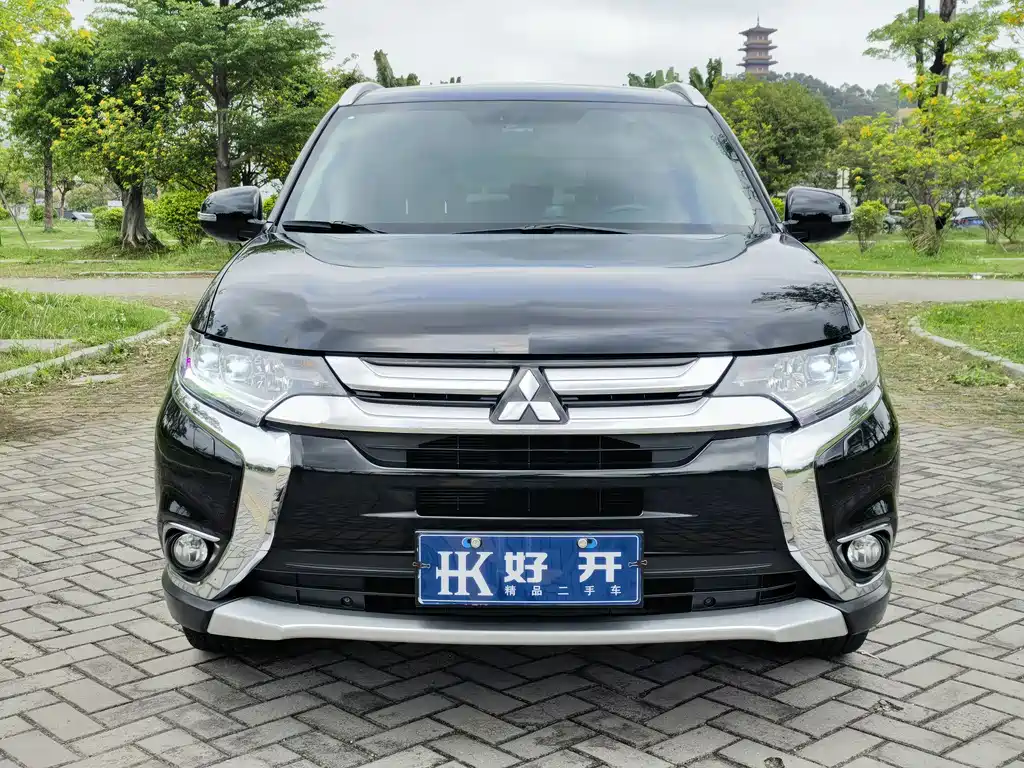 Mitsubishi Outlander 2017 — фото 2