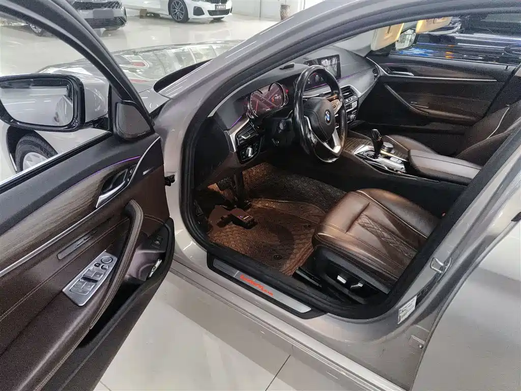 BMW 5 Series 2018 — фото 15